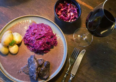 Wildschwein und Rotkohl