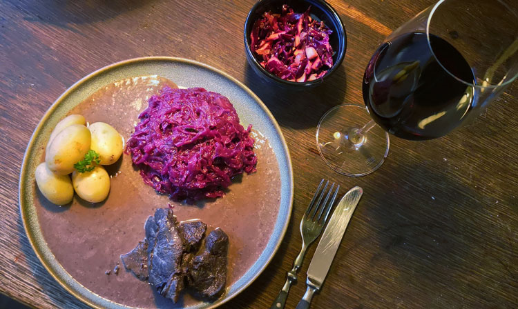 Wildschwein und Rotkohl