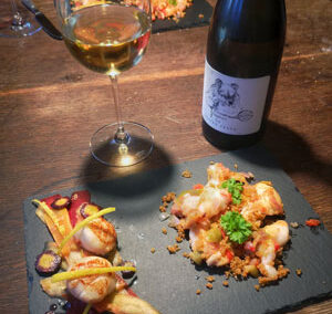 Skrei, Muschel und Weinflasche