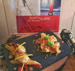 Kari Bremnes mit Schallplatte und Skrei