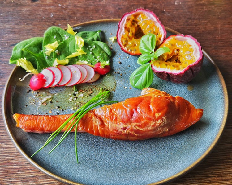 Mark Knopfler spielt zu geräuchertem Wildkarpfen