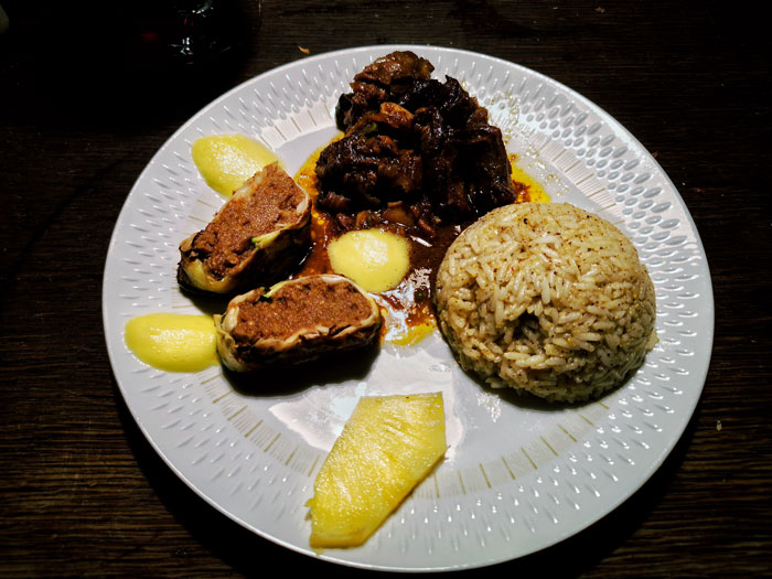 Rehragout mit Pistazien-Reis und Rinderrolle mit Ananas