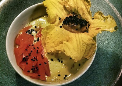 Barbara Thompson mit Haehnchen